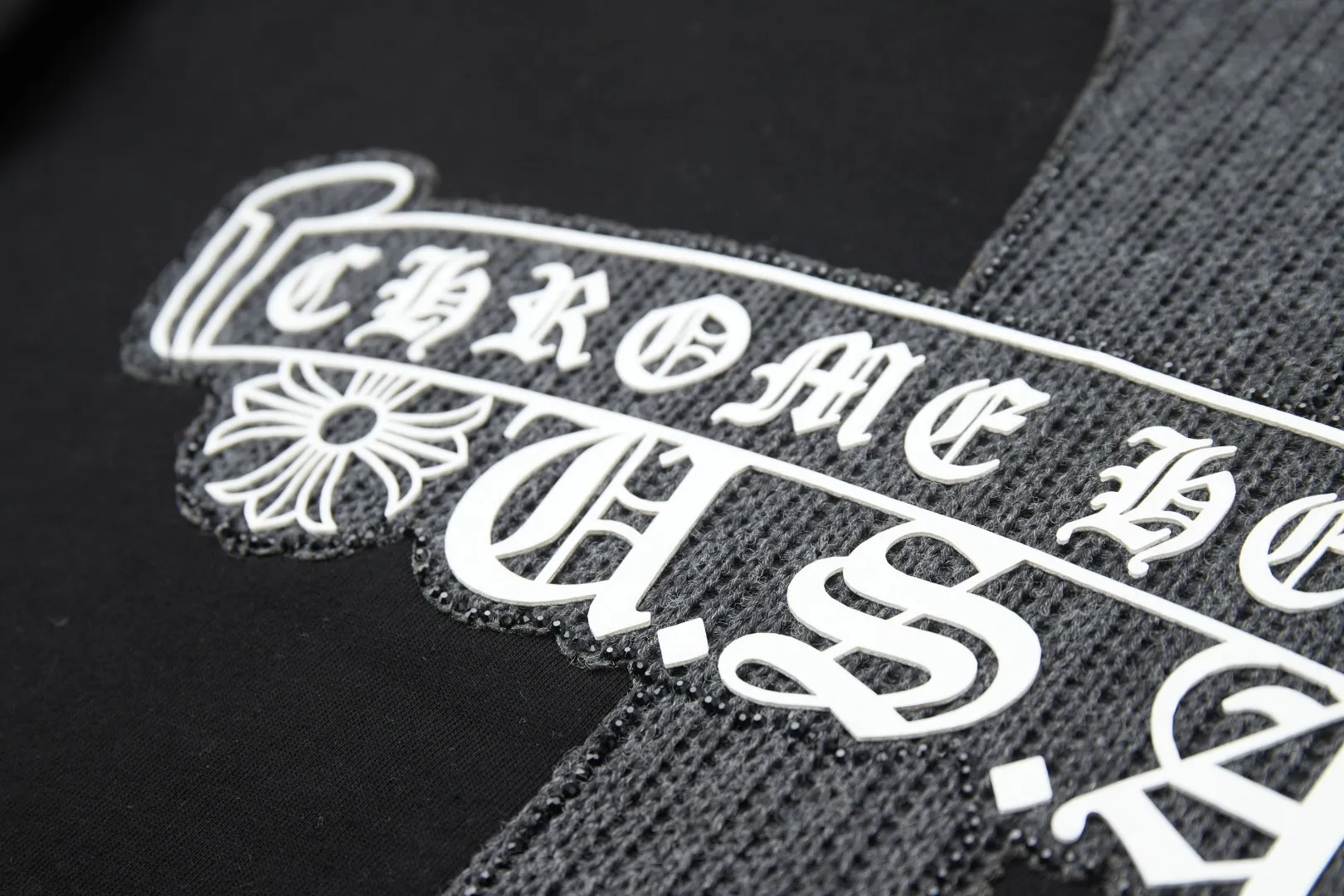 🅿️220 ✨CH✨🆕25SS Spring and Summer New Style Croix Heart ✝ Shelf logo patch hot rhinestone short sleeves Light luxury essential item for daily commuting for men and women Correct version Welcome to compare Detailed features · 260g 100% pure cotton double yarn jersey fabric · Special thickened 32 pieces of double-stranded 1X1 thread in the same vat · Double-needle stitching across seams · Original main mark, washed tag, brand moisture-proof paper packaging Color: white/black/grey Size: S/M/L/XL